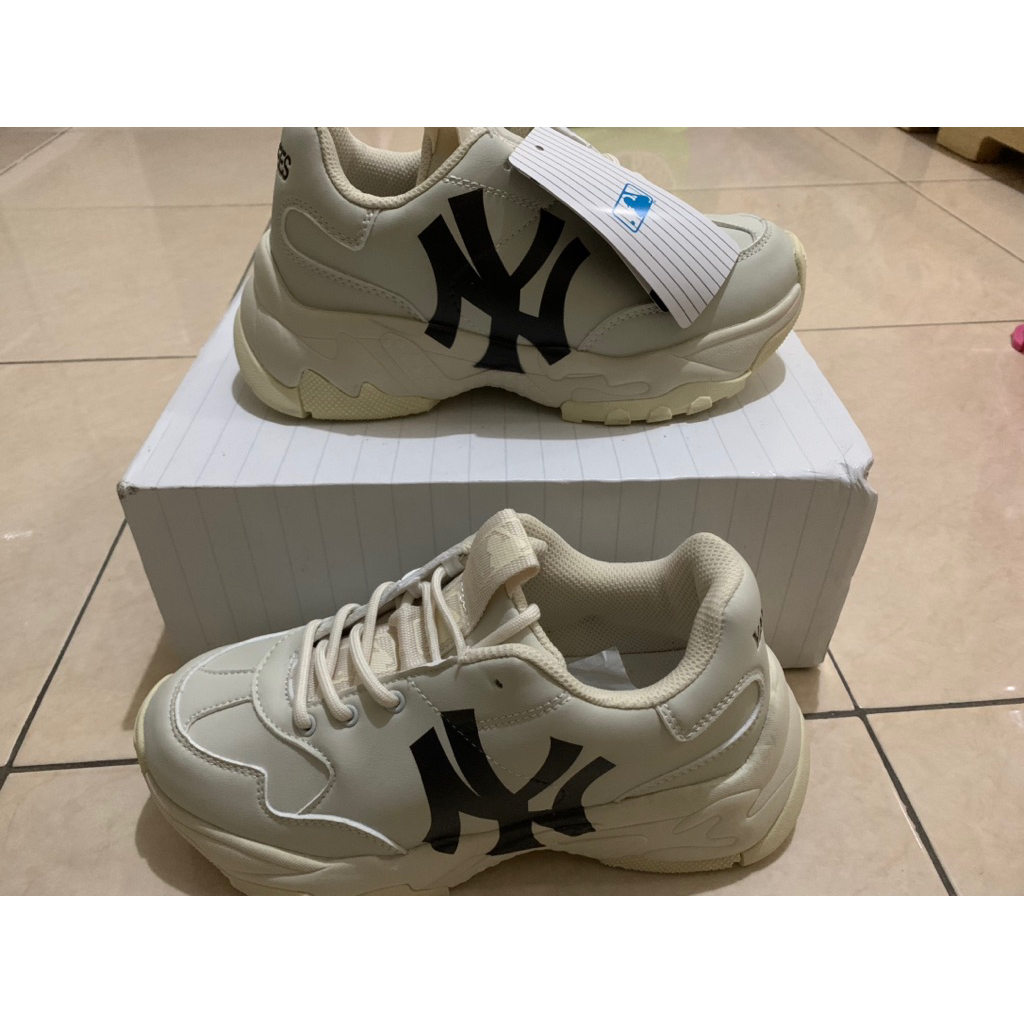 SEPATU MLB YANKEES BEIGE