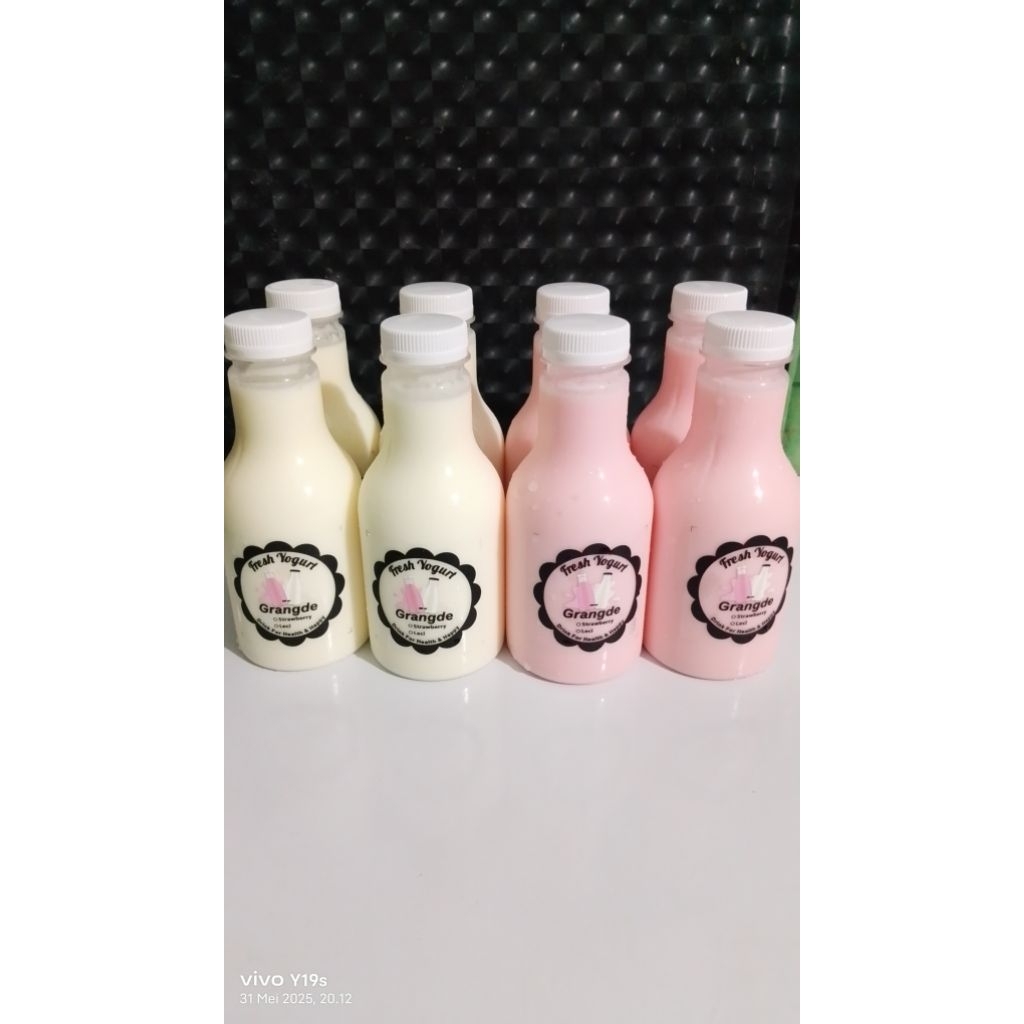 

Yogurt rasa Stroberi dan Leci 250ml per botol