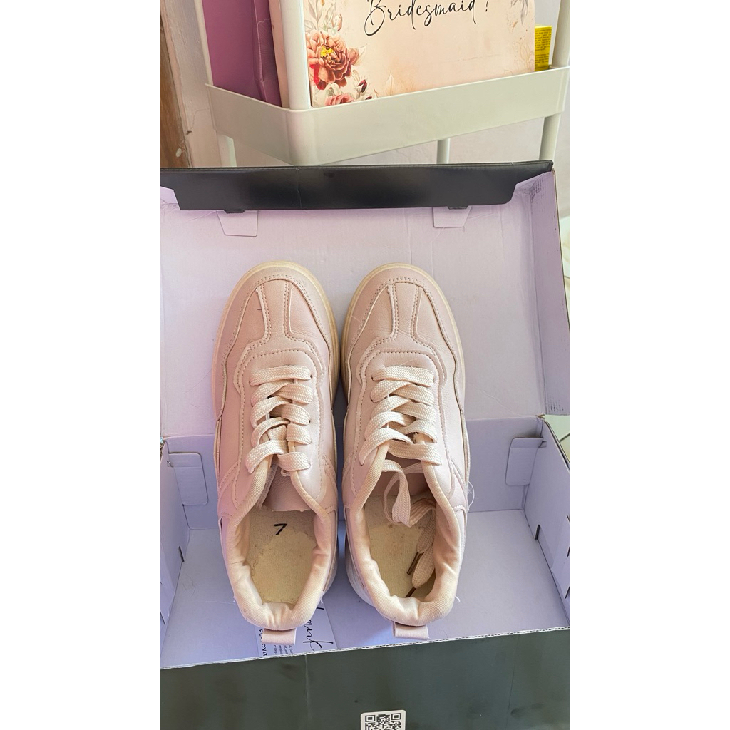 preloved sneakers wanita