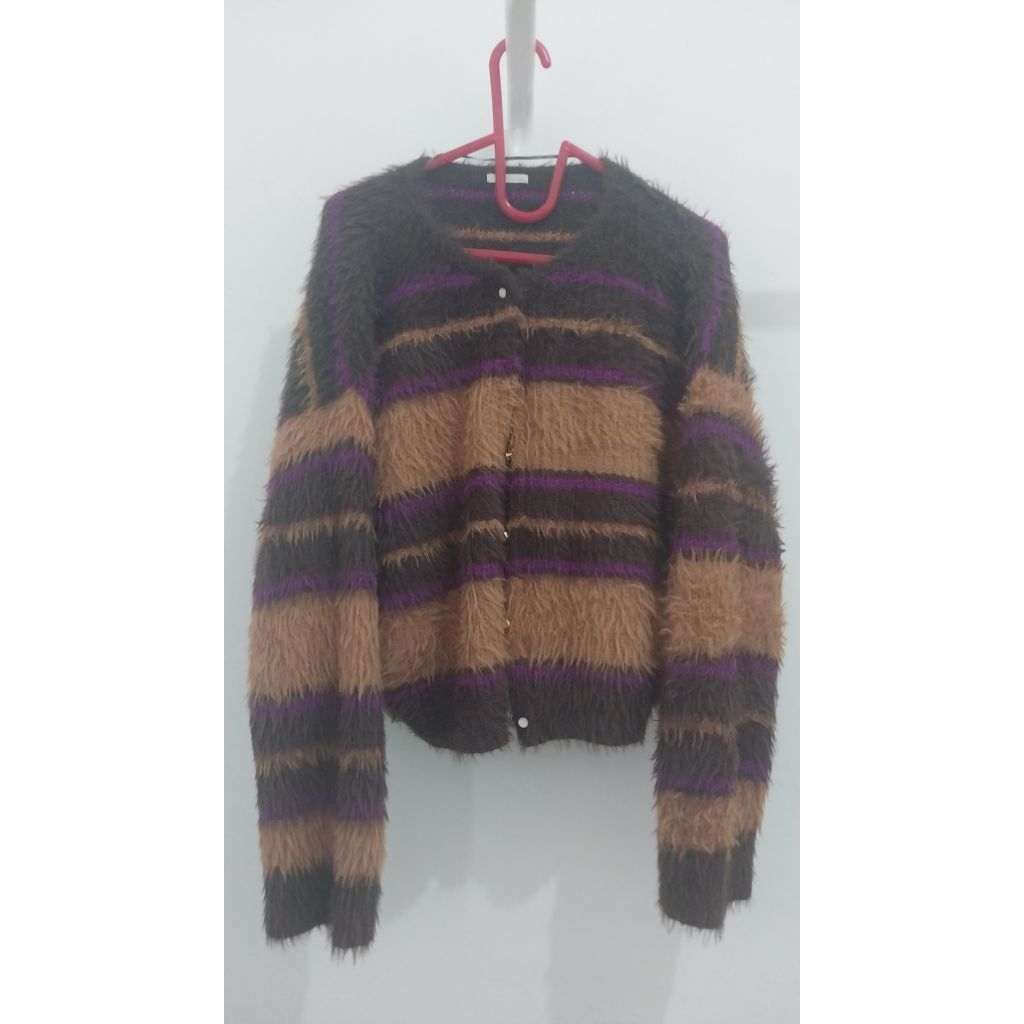 Fuzzy cardigan brand GU salur (b*Lu anggora)