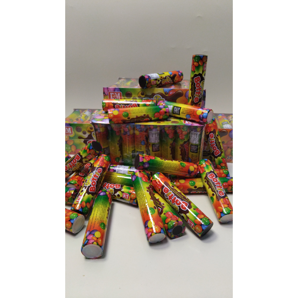 

DSM Bottie Smile 1 Kotak Isi 24 Pcs Cokelat Compound Butiran Warna Warni Coklat Viral BPOM RI HALAL Chocolate