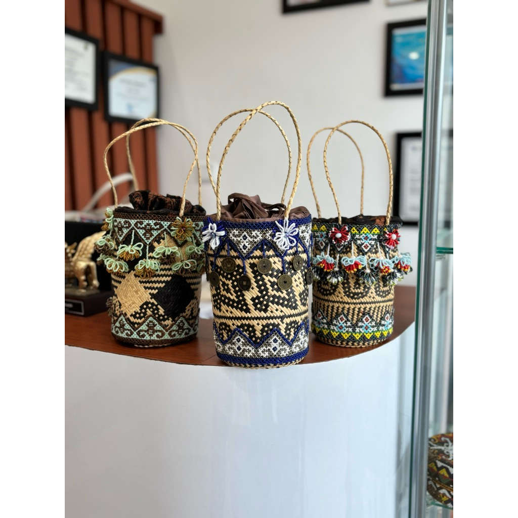 Manika Kaltim - Tas Anjanika Tas Anjat Rotan Etnik Dayak Kalimantan