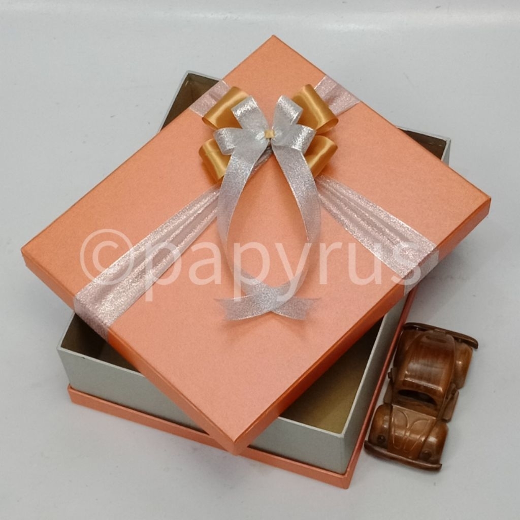 

PAPYRUS Sandwich 25x30 Tinggi 10cm Kotak Kado Gift Box V3