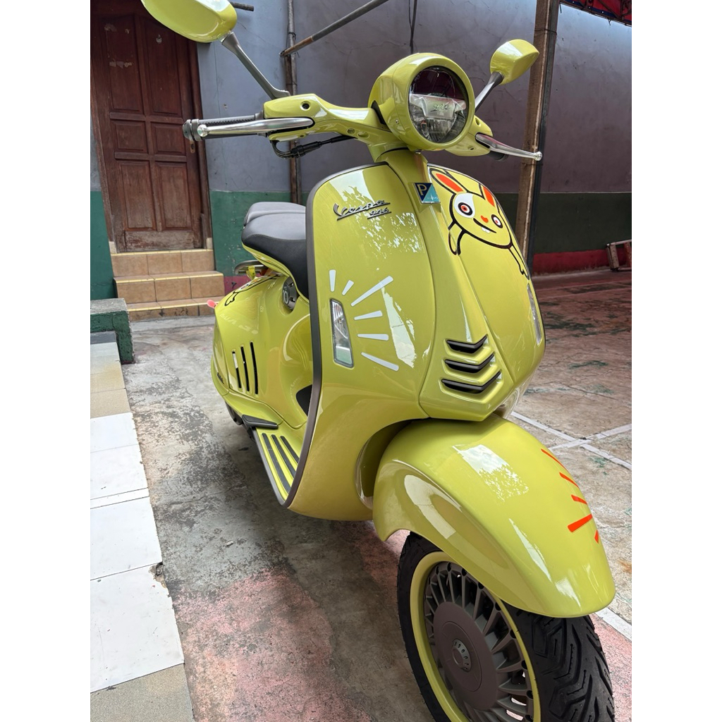 Vespa 946 10th Anniversary Bunny Lunar Edition 2023
