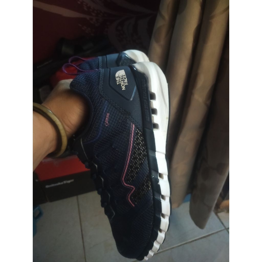 sepatu second hiking navy tnf