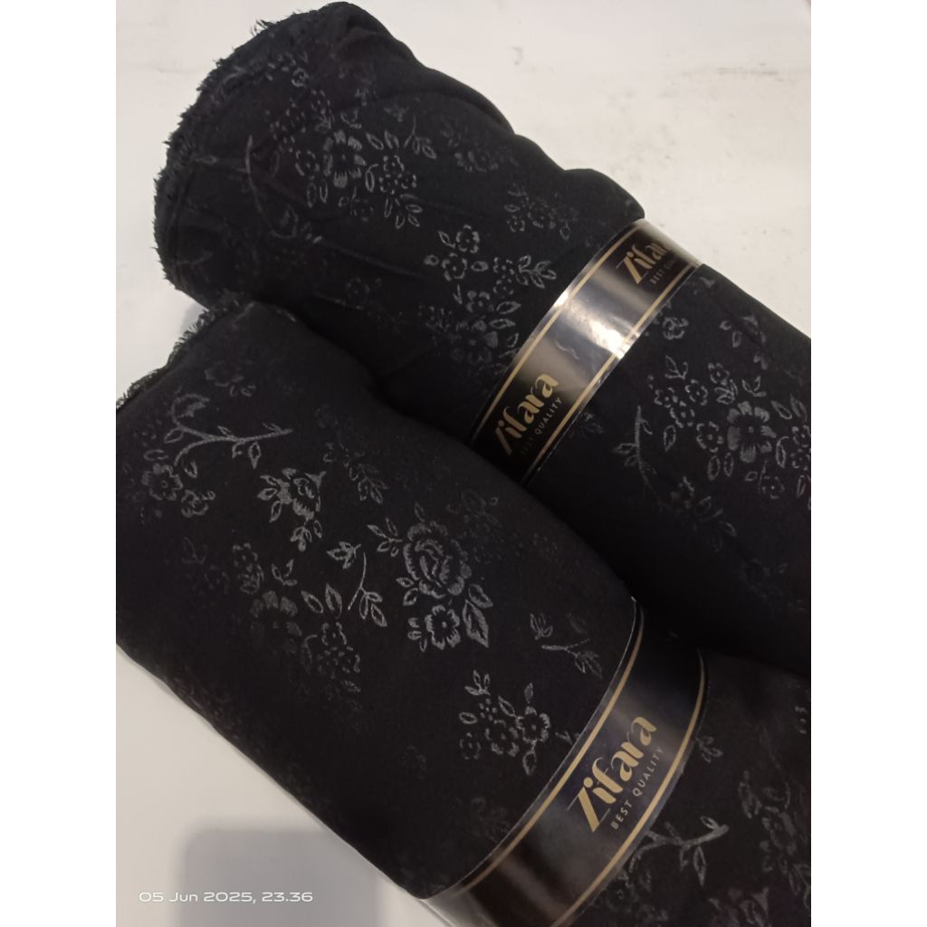 Kain Wollycrepe Embos Hitam Motif Bunga Meteran