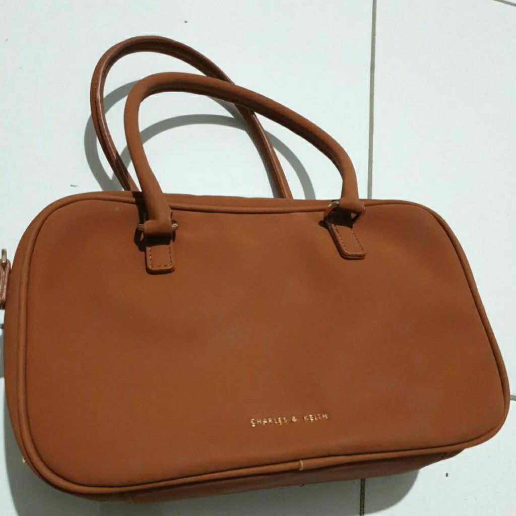 Tas Sling Charles n Keith