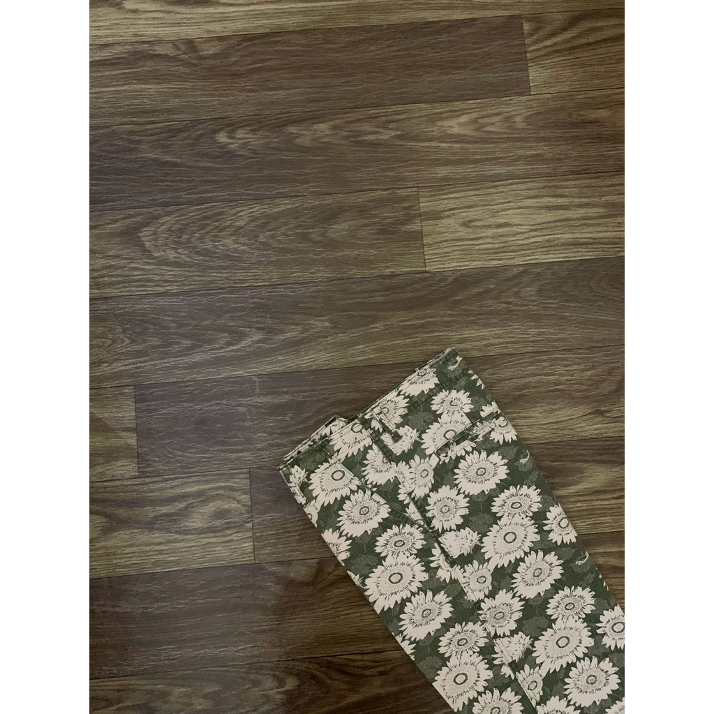 Celana Pendek UNIQLO Branded Floral Short Pants