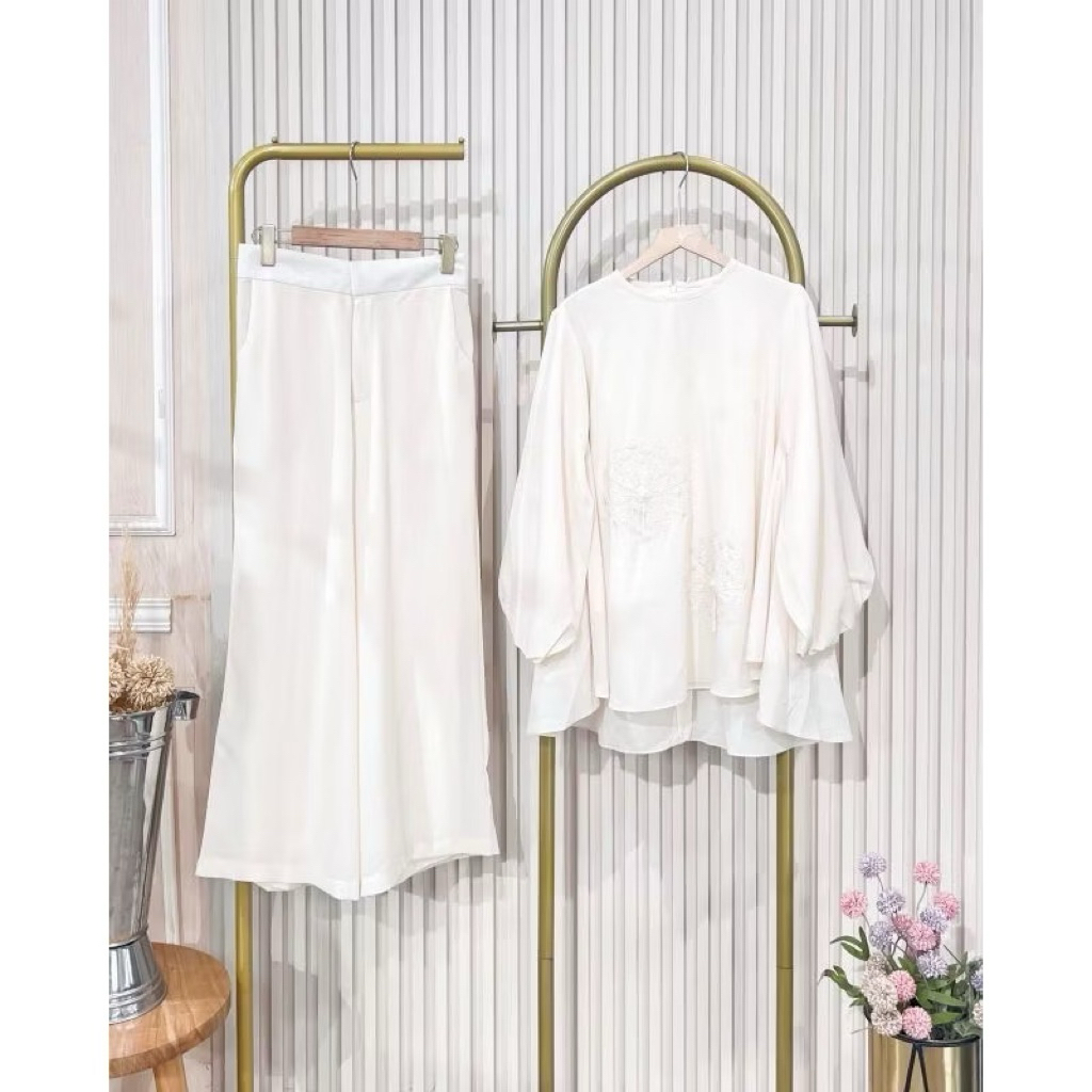 Preloved One Set Celana Feybyfera Warna Ivory LD 110