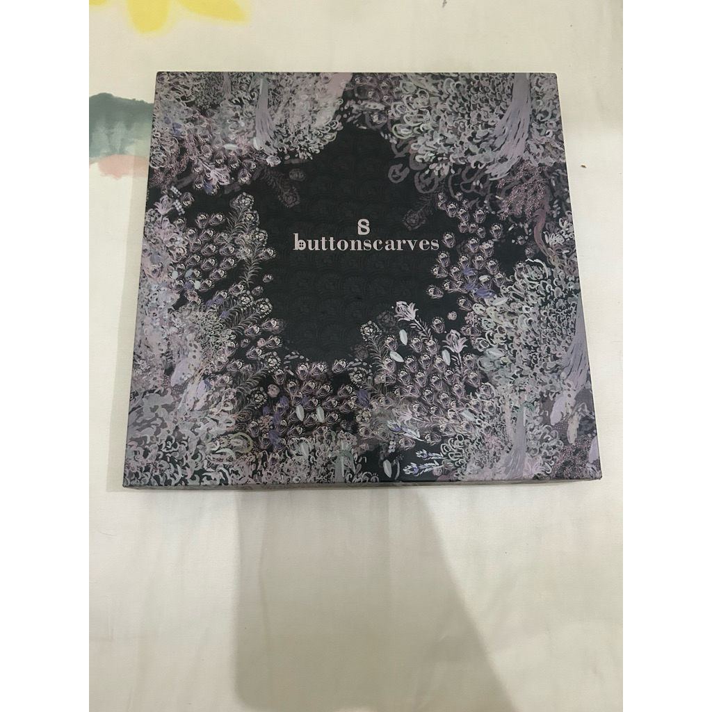 buttonscarves edera black