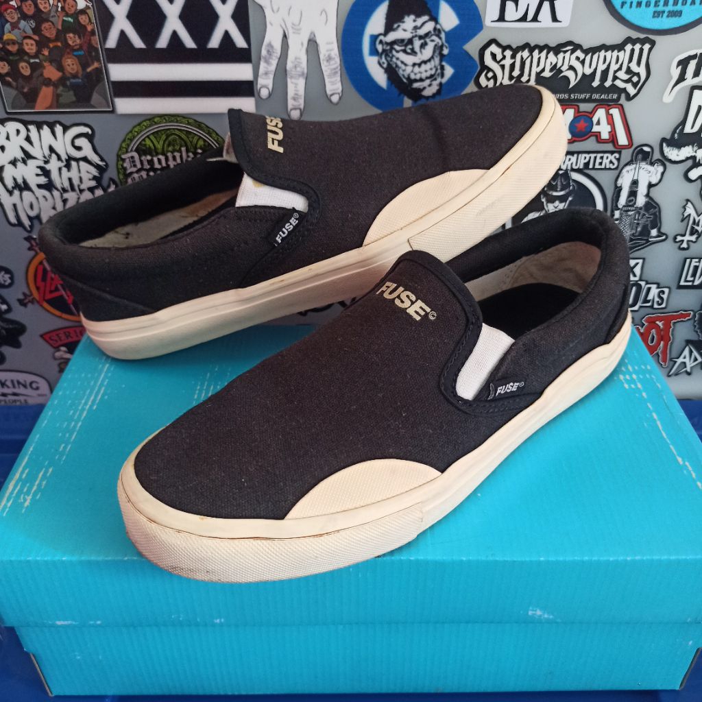 SEPATU FUSE CONCEPT SLIP ON BLACK WHITE