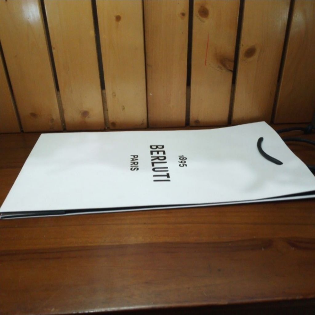 

KANTONG BELANJA PAPERBAG BRANDED AUTHENTIC ORIGINAL PAPER BAG BERLUTI