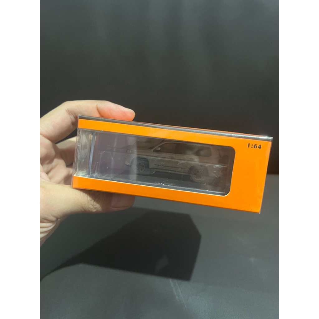 GCD 64 Gaincorp 2015 Toyota Land Cruiser 200 VX200 LC200 with Accesories Dirt White