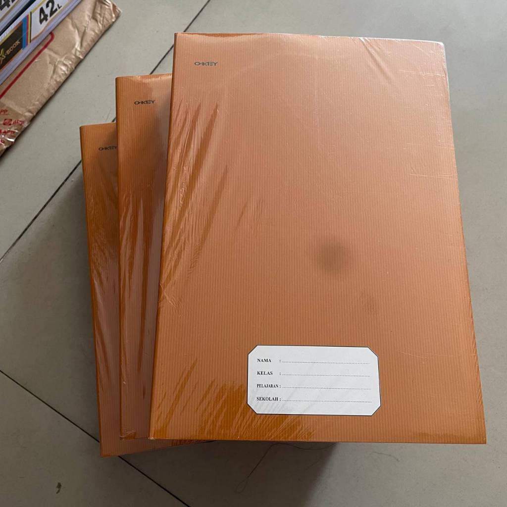 

Buku Tulis Panjang Motif Sampul Coklat per pak (isi 10 buku) 50 lembar | Okey