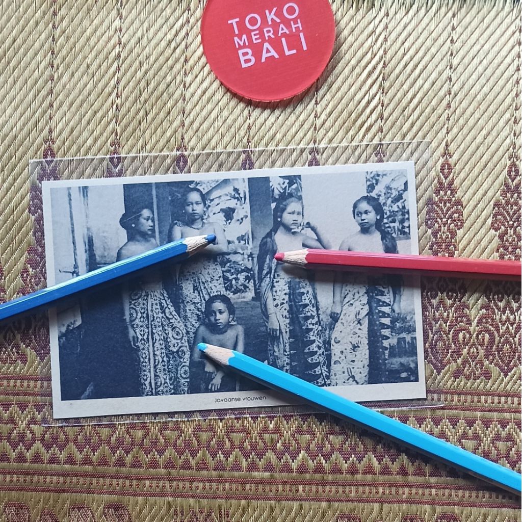 

Paket kartu pos perempuan Jawa memakai kain batik masa Hindia Belanda NOS PPC postcard koleksi Leiden University