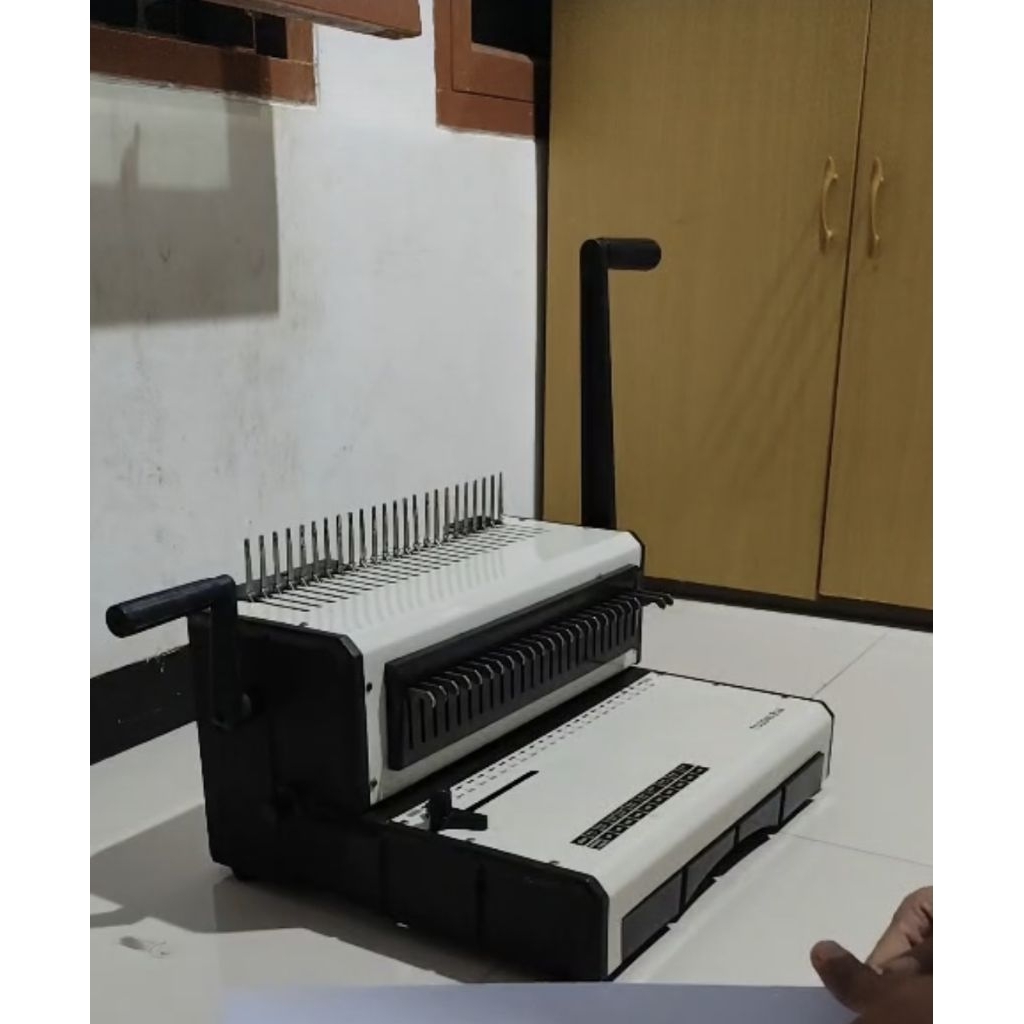 

Mesin Jilid Ring Plastik Bekas F4 Topas TD2040B24 Folio Plastic Comb Binding Machine F4 Topas TD2040 B24