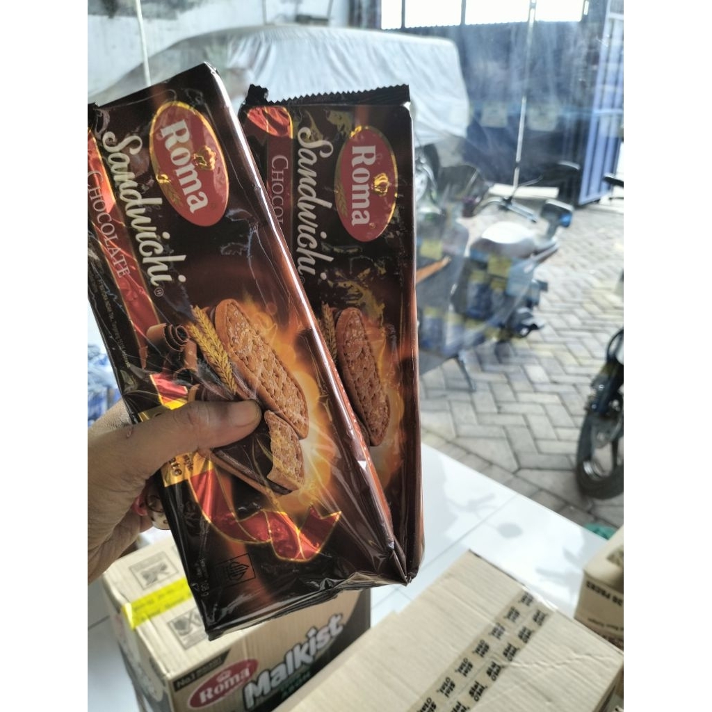 

BISKUIT ROMA SANDWICH 108GR.SANDWICH COKLAT.(PROMO)BELI 3 BONUS 1
