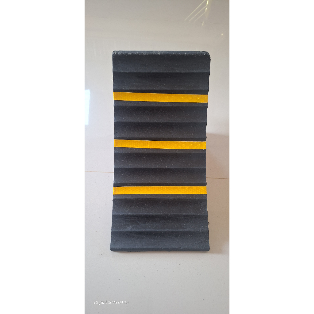 Wheel Chock Rubber / Karet Ganjalan Penahan Ban / Wheel Chock 3Kg