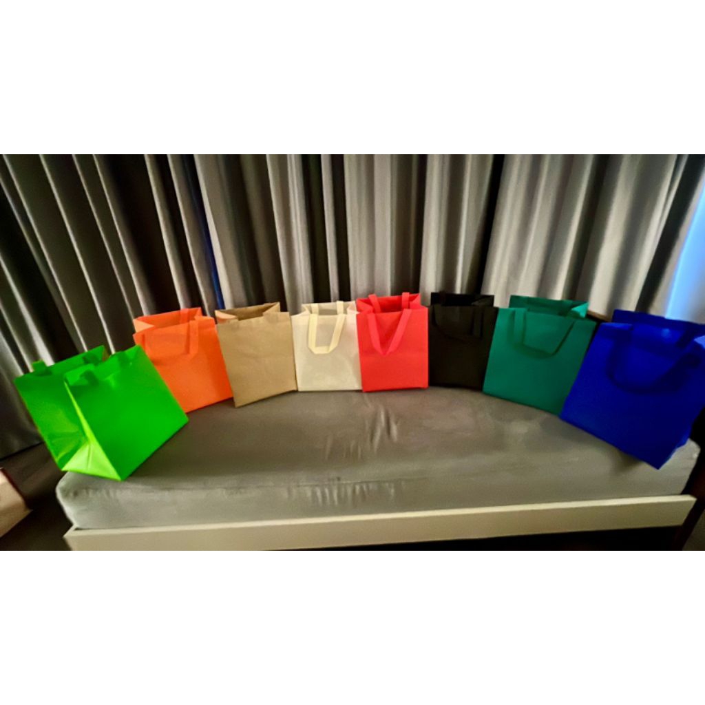 

(1 LUSIN/12 PCS) TAS HAJATAN POLOS 75 GSM 20×20 TINGGI 25 CM / GOODIE BAG / TAS BELANJA / TAS NASI KOTAK