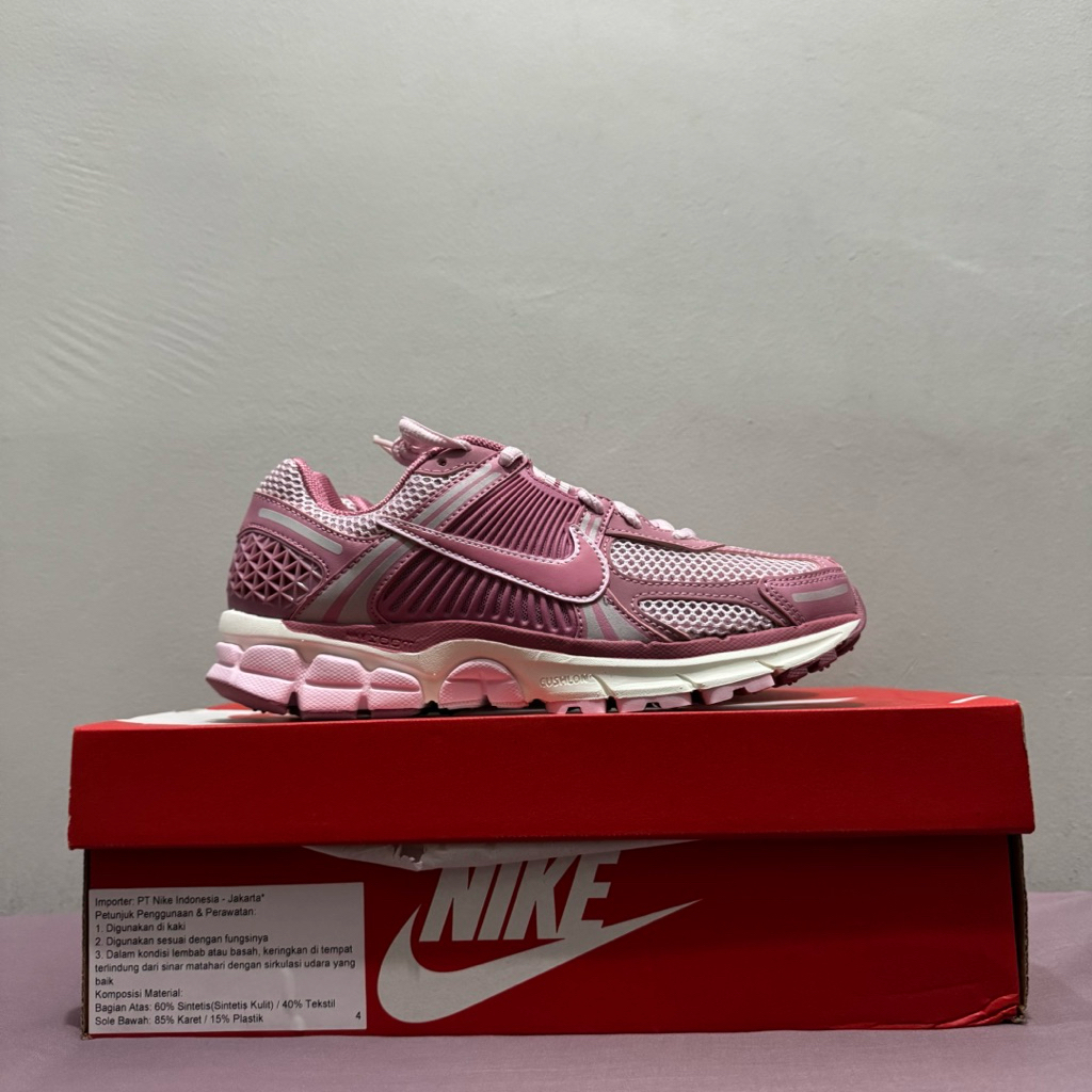 Sepatu Wanita Womens WMNS Nike Zoom Vomero 5 Elemental Pink