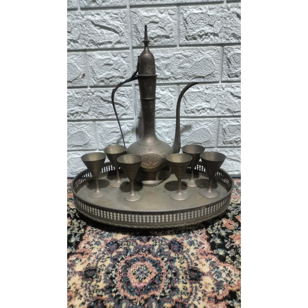 teko set antik lawas pajangan kuningan degan pahatan antiq set dengan gelas dan nampan nya ( 6 gelas