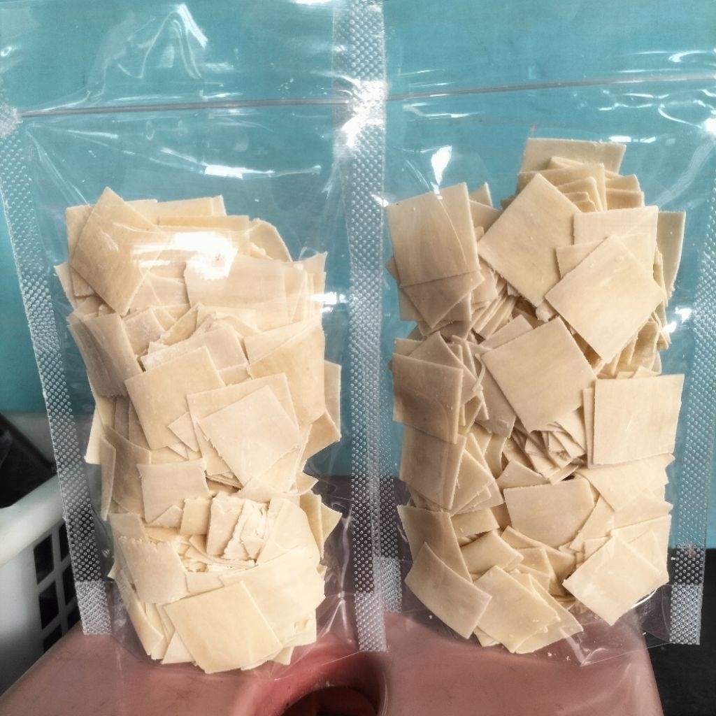 

KULIT PANGSIT POTONGAN MENTAH 100GR tinggal goreng