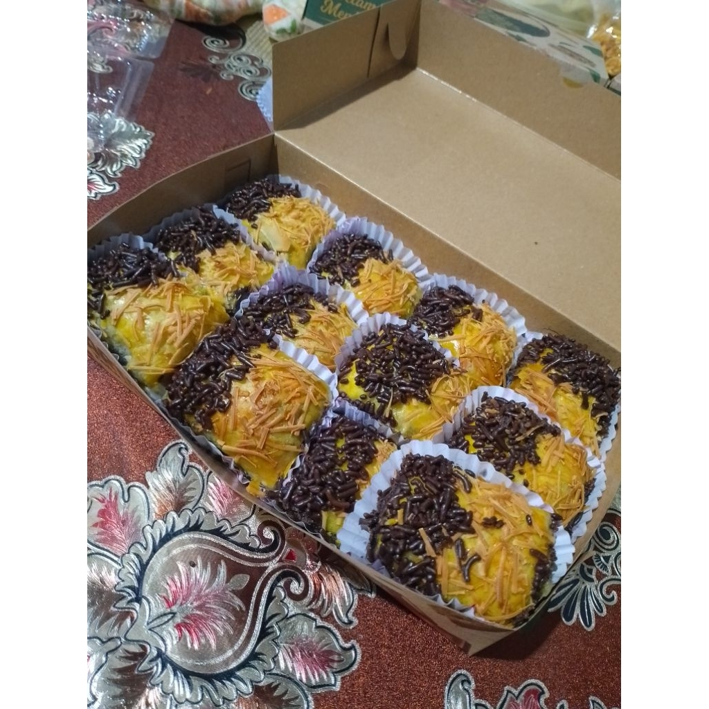 

Bolen pisang coklat full topping
