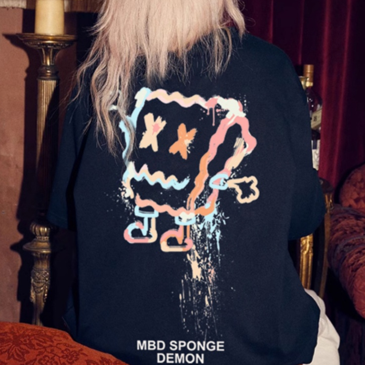 Kaos Pendek Tebal dengan Pola Gambar Karakter Kartun Setan Kecil Berwajah Senyum dan Spons. Produk B