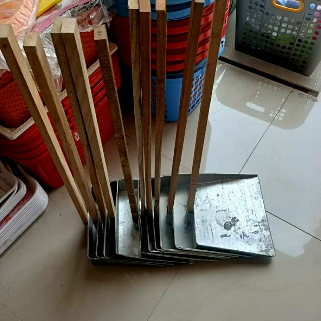 SEROKAN SAMPAH KALENG / SEROKAN SAMPAH GAGANG KAYU / PENGKI SAMPAH SENG