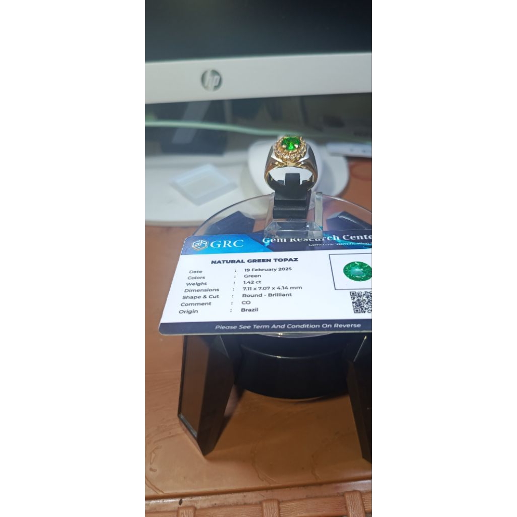 Natural green topaz 1,42ct with memo