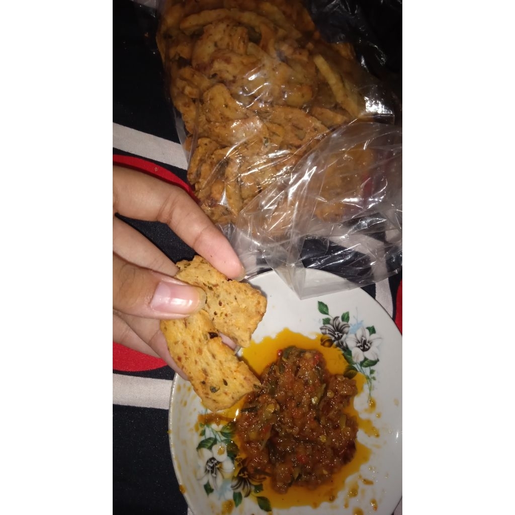 

Krupuk pattek ikan khas Pasean Madura 250gr