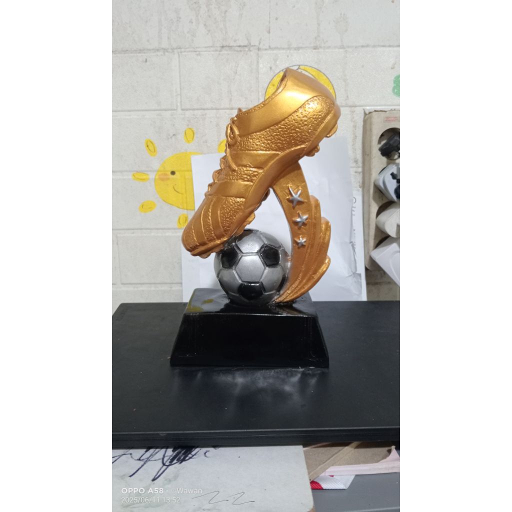 thropy piala sepatu bola