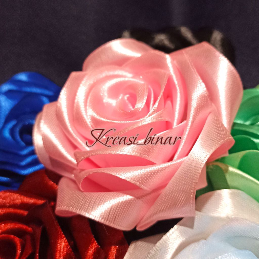 

Mawar Gembul (Ber Volume) Tanpa Tangkai dari Pita Satin 1,5 Inch (± 4 cm)