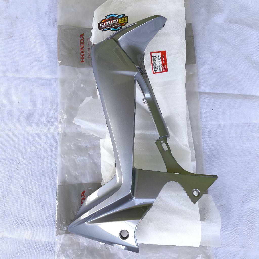 64450-KVL-N00VSM Cover Tebeng Sayap Kiri Supra X 125 Batman Abu Grey Original AHM