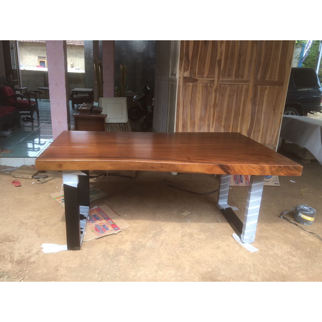 Meja makan kayu trembesi solid kaki besi