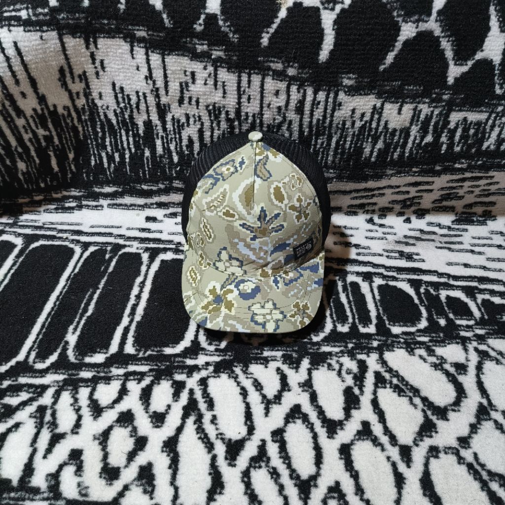 Trucker hat mountain hardwear motif logo