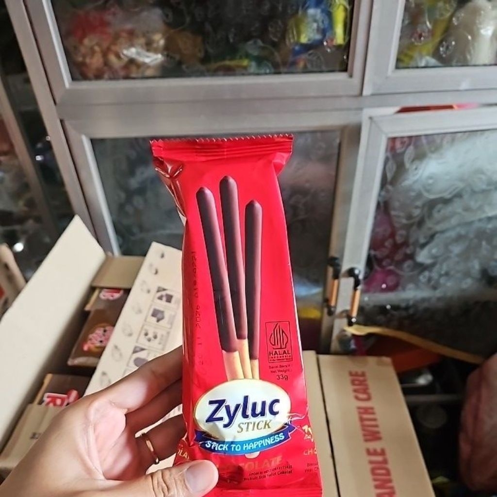 

ZYLUC STIK BISKUIT SALUT COKLAT 33 GR