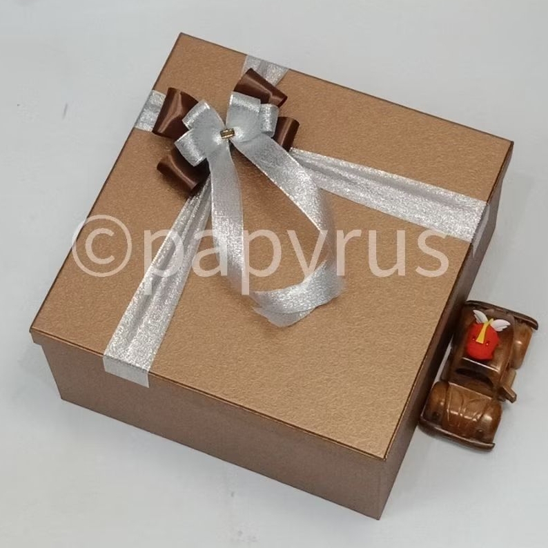 

PAPYRUS 30x30 Tinggi 15cm Kotak Kado Gift Box Hadiah V1