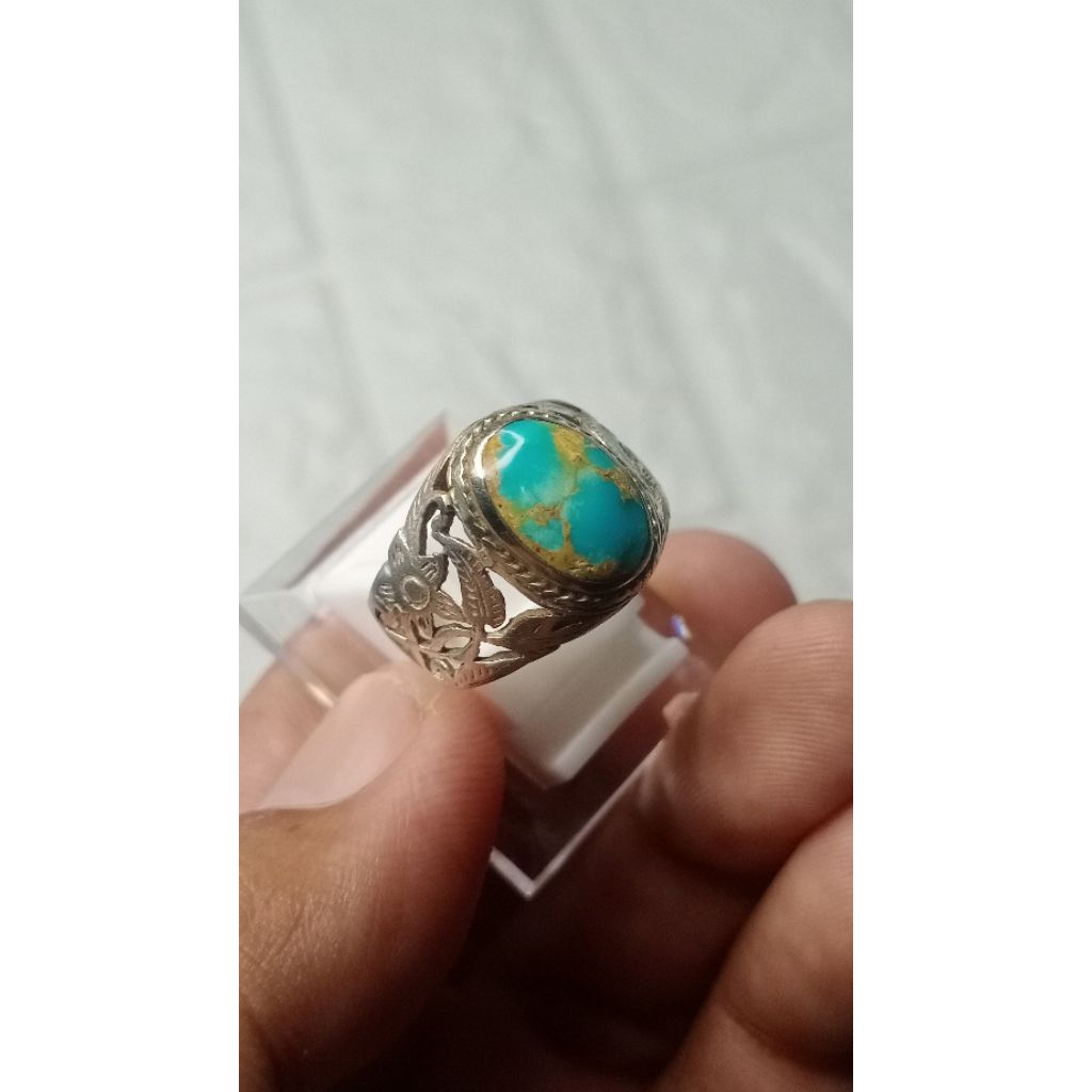 Pirus Persia Serat Emas