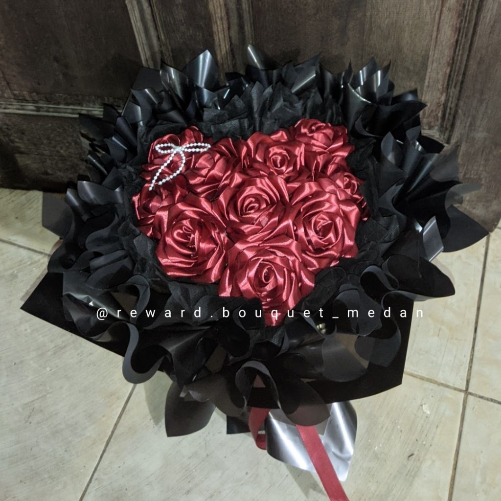 

BUKET BUNGA PITA SATIN LOVE 10 TANGKAI