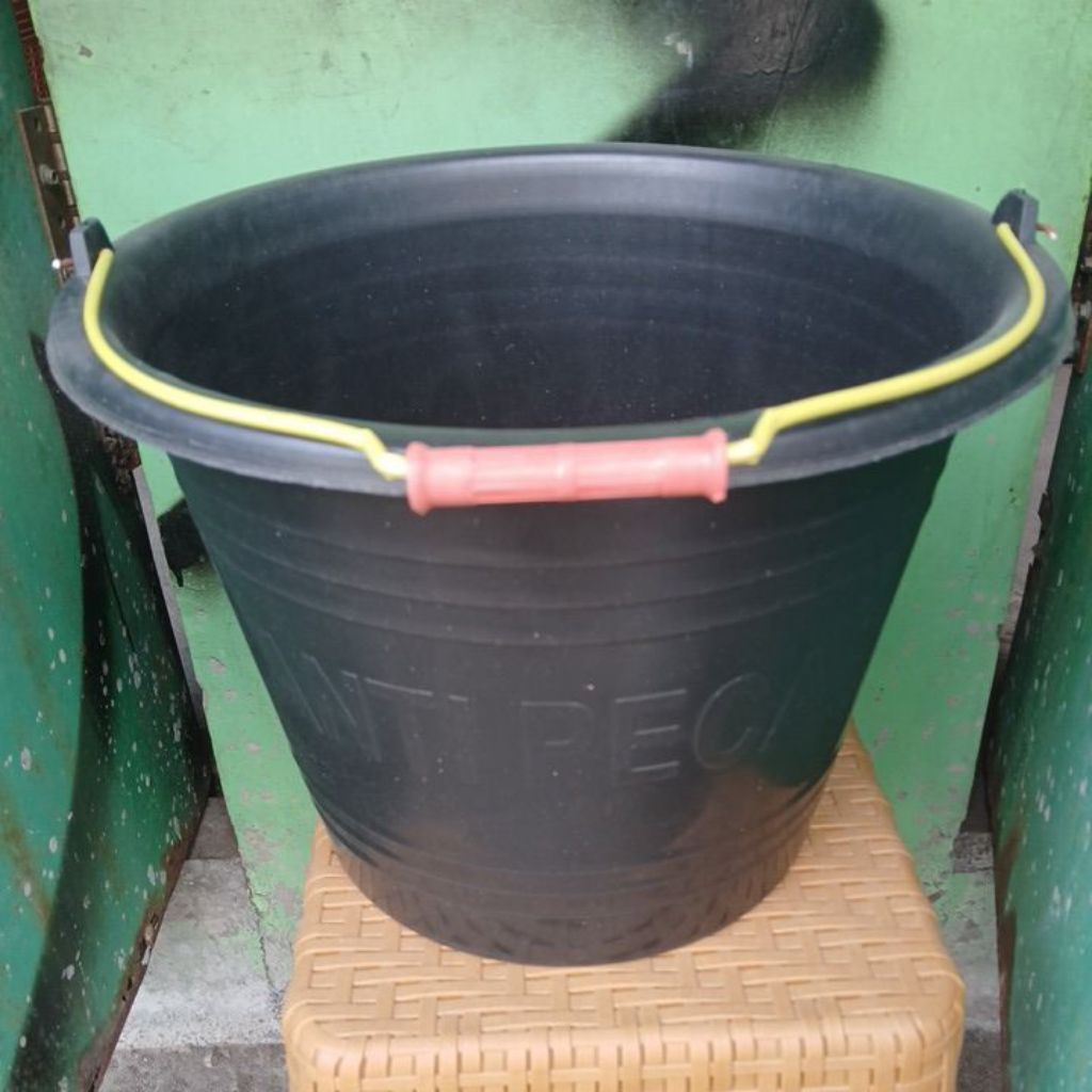 Ember Cor plastik tebal  karet 24 Hitam Besar