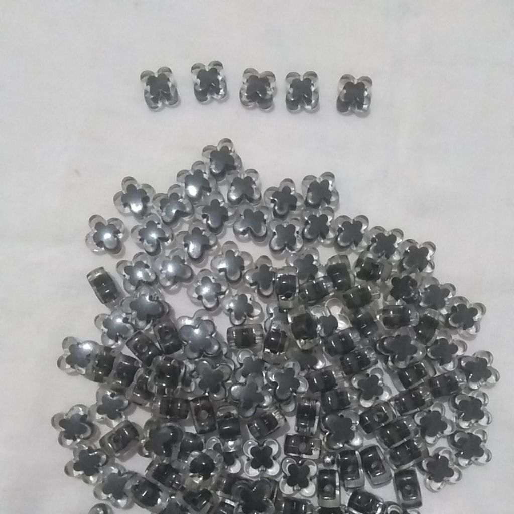manik manik akrilik bunga isi clear hitam
