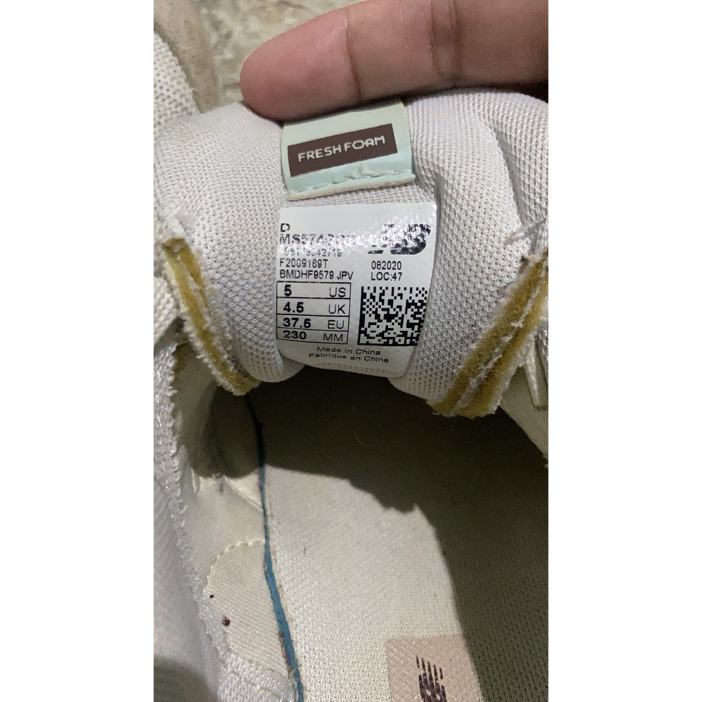 SEPATU NB WANITA ABU-ABU