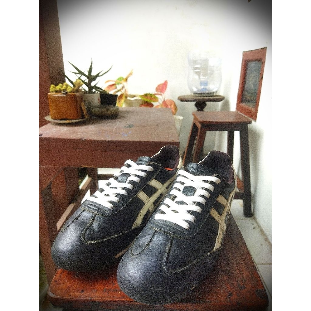 sepatu sneakers seken brand Aisassa sz 42