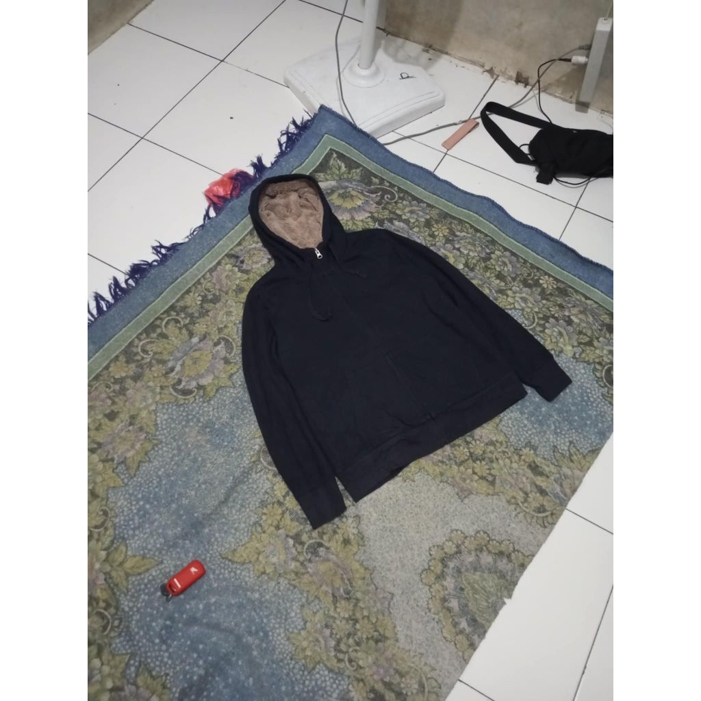 Uniqlo Sherpa Hitam