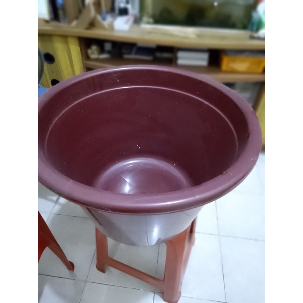 ember plastik merah maroon