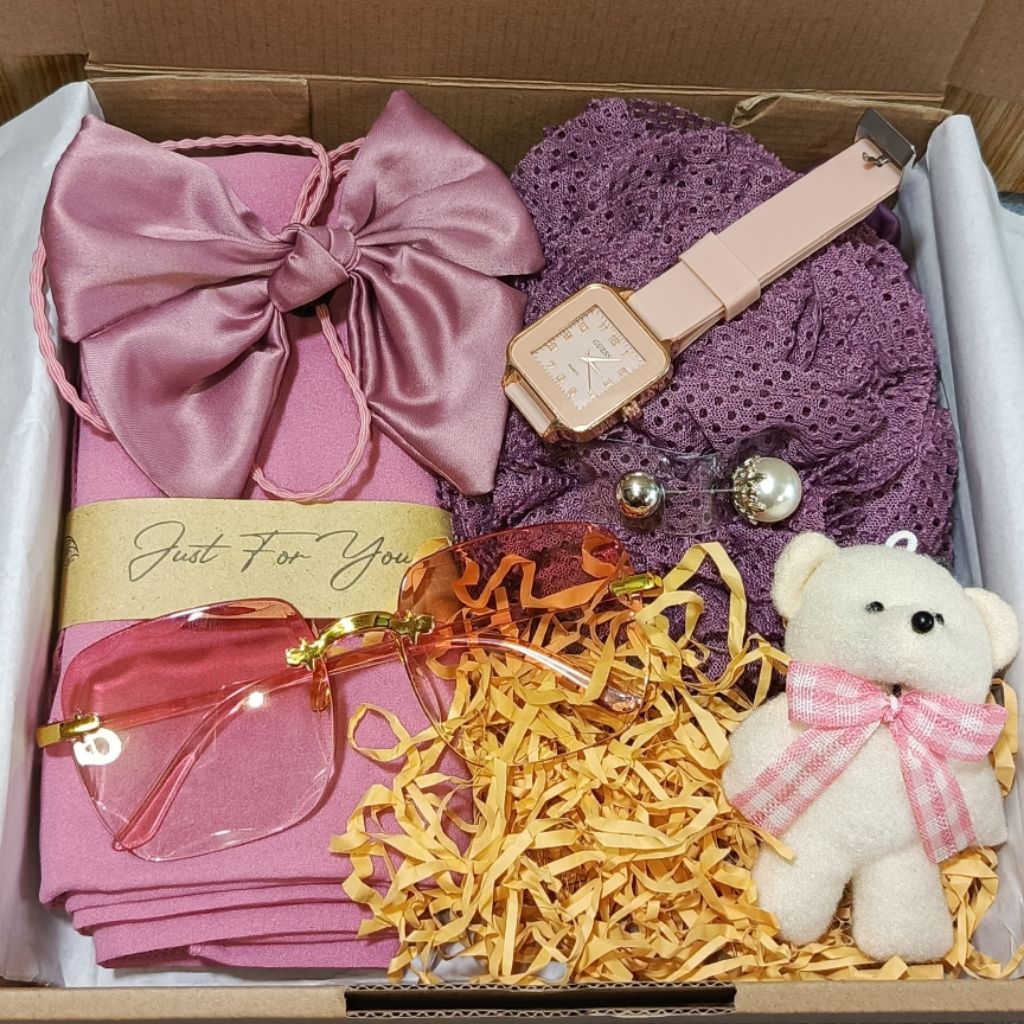 

Hampers Gift Box Pashmina Inner Turkey Tuspin Hijab Strep Masker Pita Kacamata Jam Tangan Gelang Gantungan Boneka