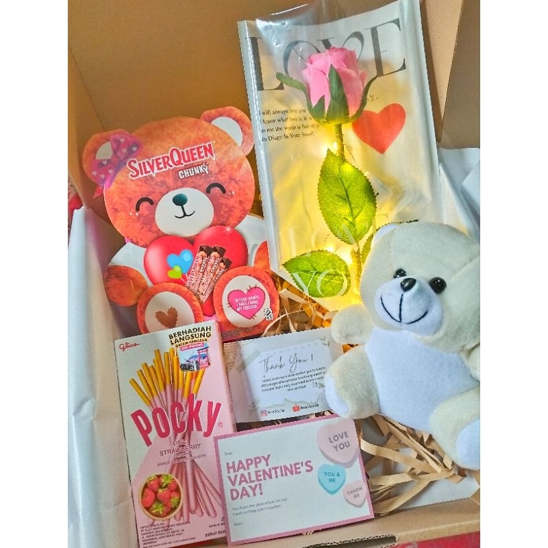 

Huriku Hampers Kado Ulang Tahun Wisuda Anniversary Valentine Cewek Coklat Silverqueen Bermanfaat