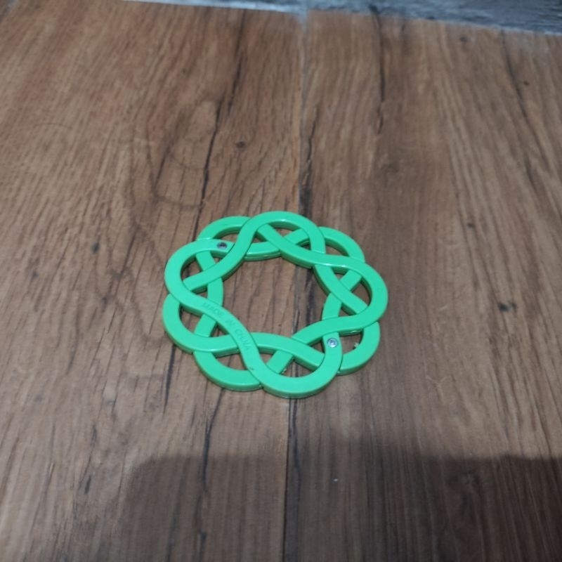 Hanayama Cast Coaster – Puzzle Rantai Segitiga (Level Medium)