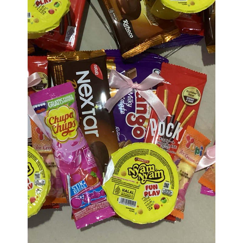 

snack bouquet / cute snack bouquet / buket snack / simple bouquet / aestethic / valentines day / valentine / coquette